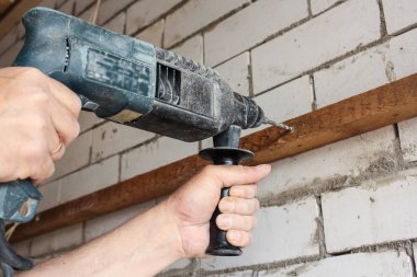 Dübel için delik delme.