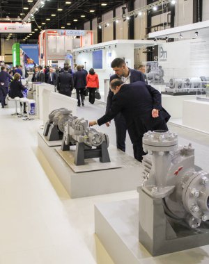 Mekanizmalar ilgilenen insanlar.