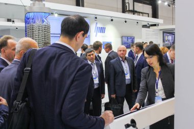 İş adamları, şirketin standları.