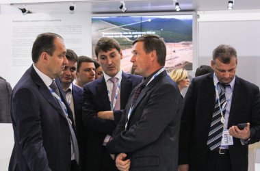 İş adamları grupları kendi aralarında konuş.