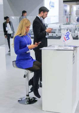 Telefon ile kontuarında kız.