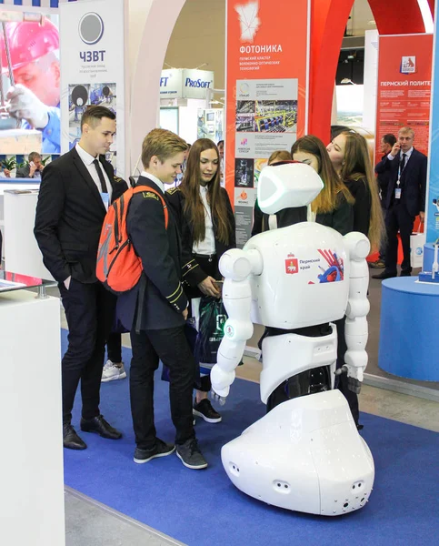 Um grupo de alunos se comunica com um robô . — Fotografia de Stock