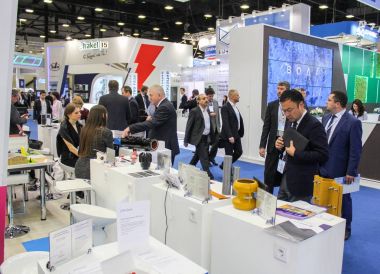 Bir grup iş adamları arasında şirket standları.