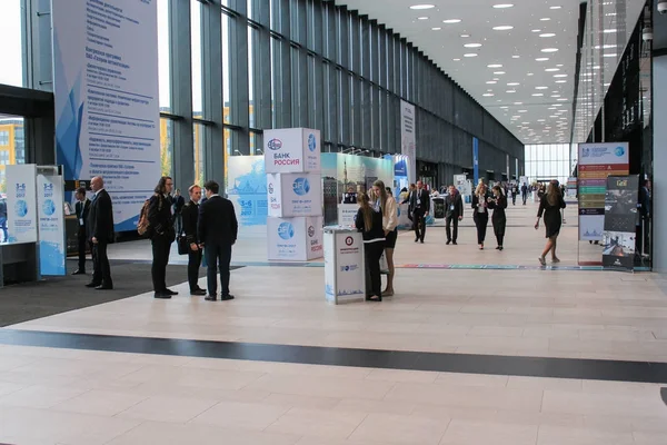 People in the lobby of the Expo forum. — Stock Photo, Image