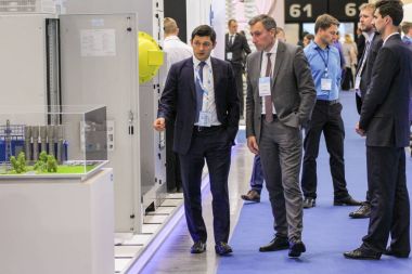 İş adamları sergiler var.