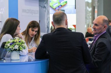 Kasada konuşan insanlar.