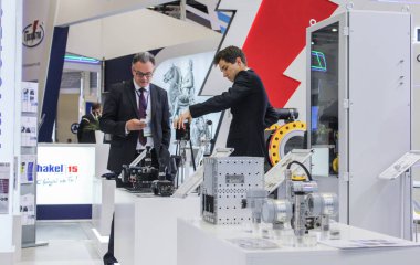 İş adamları sergiler var.