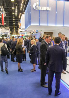 Bir kalabalık iş adamları arasında görüntüler.