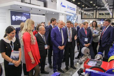 Bir kalabalık iş adamları şirket stand.