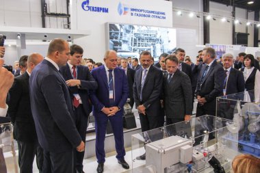 Bir kalabalık iş adamları şirket stand.
