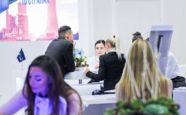 Forumunda insanlar çalışmalarını.