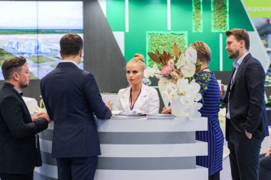 İnsanlar çiçekler ile standları aracılığıyla iletişim.