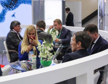 Erkekler arasında bir telefon ile kız.