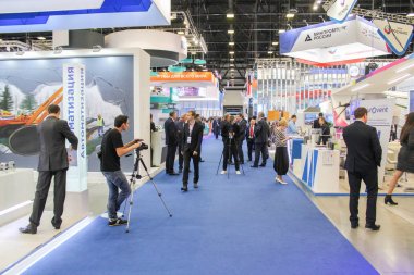 Koridorlarda forumda ziyaretçilere.