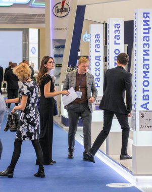 İnsanlar arasında firmaların standları.