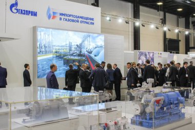 Bir kalabalık iş adamları şirket stand.