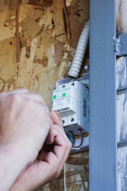 Elektrik anahtarlarının bağlanması.