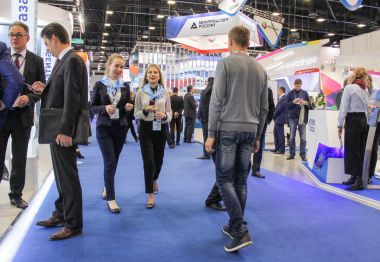 Ziyaret edenler arasında firmaların standları.