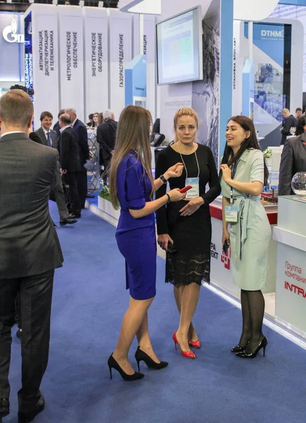 Mulheres no stand da empresa . — Fotografia de Stock