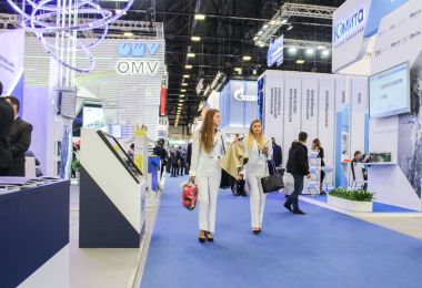 Koridordaki beyaz elbiseli kız.