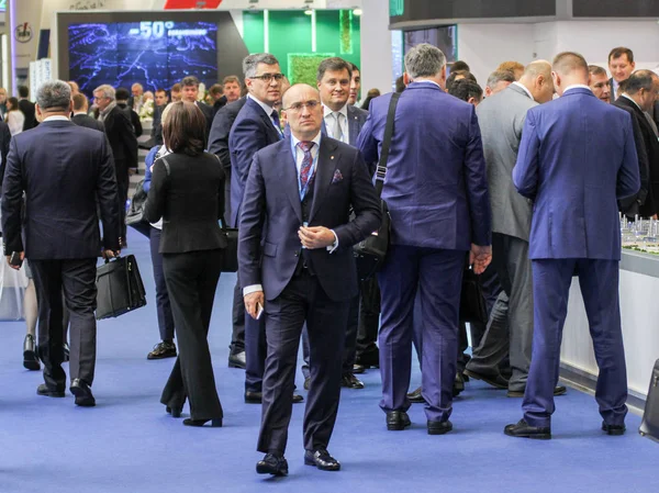 Una multitud de empresarios en el foro del gas . — Foto de Stock