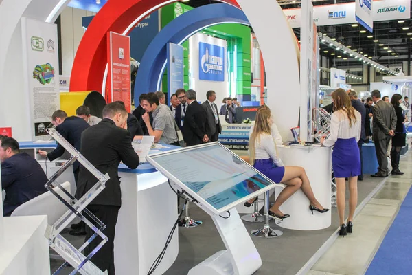 Gente en el foro del gas . — Foto de Stock