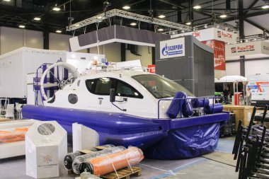 Glisser bir hava yastığı üzerinde.