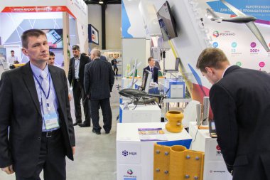 Ziyaret edenler arasında firmaların standları.