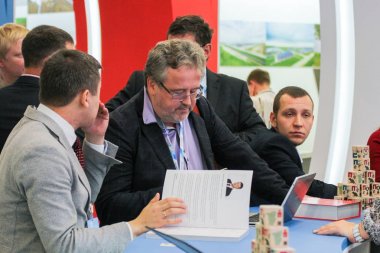 Broşürler ile tezgahın arkasındaki insanlar.