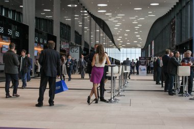 İnsanlar salonunda açık büfe masalarında.