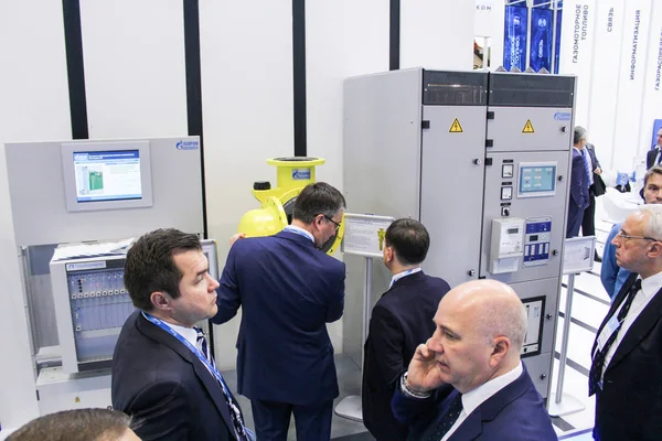 Bir grup iş adamları arasında şirket standları.