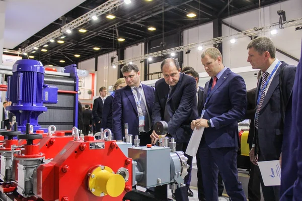 Bir grup iş adamları ekipman inceleyerek.