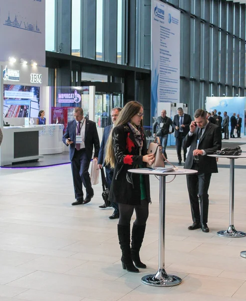 İnsanlar masalarında koridorda.