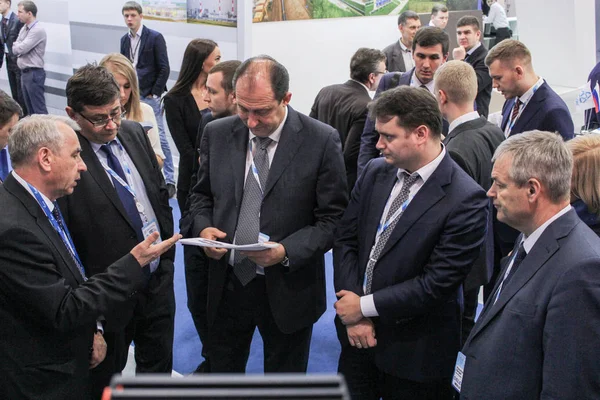 İşadamları ile belgeler hakkında bilgi almak.