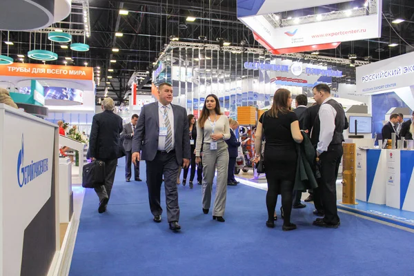 Koridorda standları arasında ziyaret.