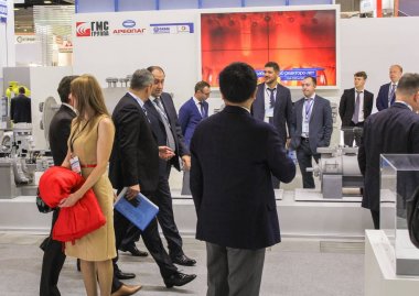 Bir grup iş adamları arasında şirket standları.