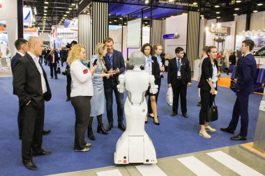 Robot insanlar arasında.
