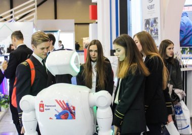 Bir grup öğrenci ve bir robot.