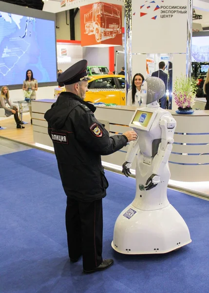 Un policía y un robot . — Foto de Stock