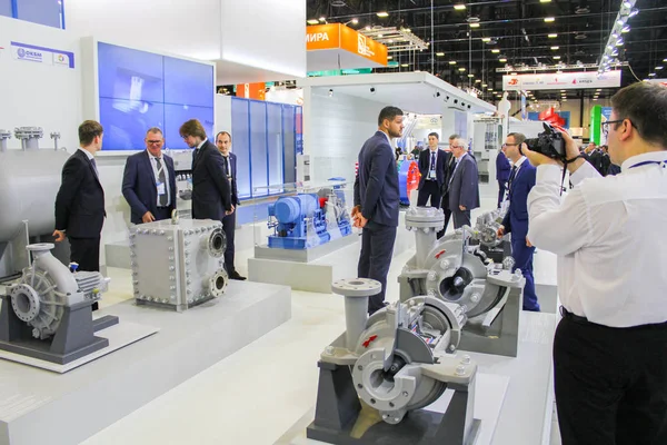 İnsanlar arasında Sergi standları.