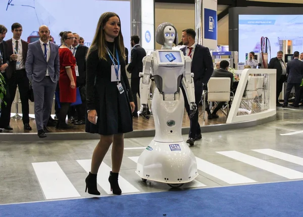 La ragazza viene fotografata con un robot . — Foto Stock