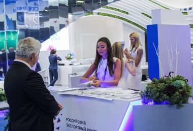 Kız stand iş başında.