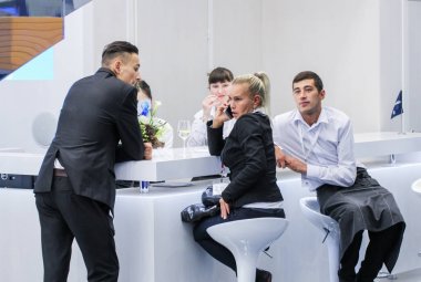 Kasanın arkasındaki farklı insanlar.