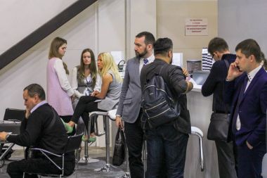 İnsanlar kafe sayaç.