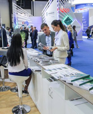 Bir adam ve bir kız kitapçıklar sayaçlarıyla yakın:.