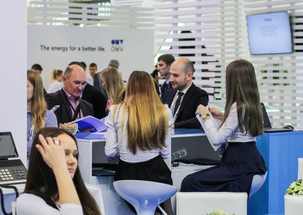 Stand ragazze sul posto di lavoro . — Foto Stock