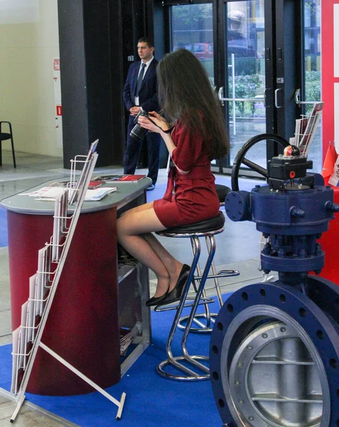 Menina com uma câmera . — Fotografia de Stock