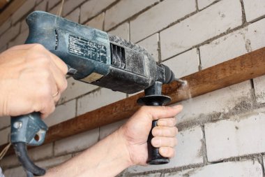 Bir zımba ile çalışma.