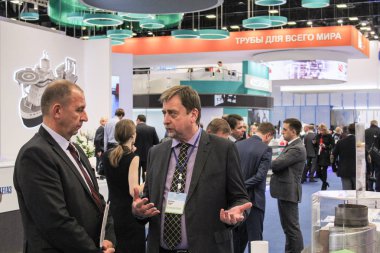 iki iş adamları ile konuşma.