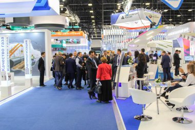 Ziyaret edenler arasında firmaların standları.